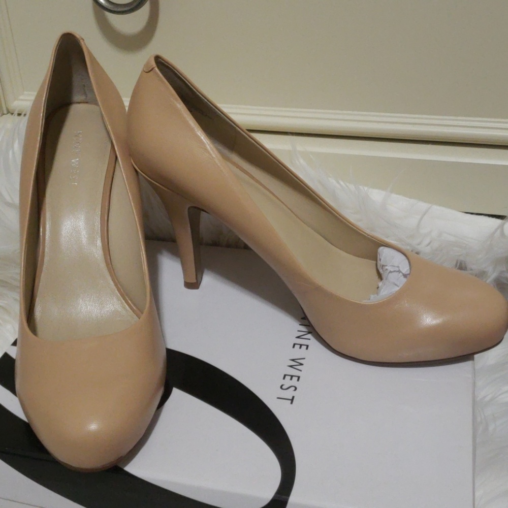 Nine West nude leather pumps